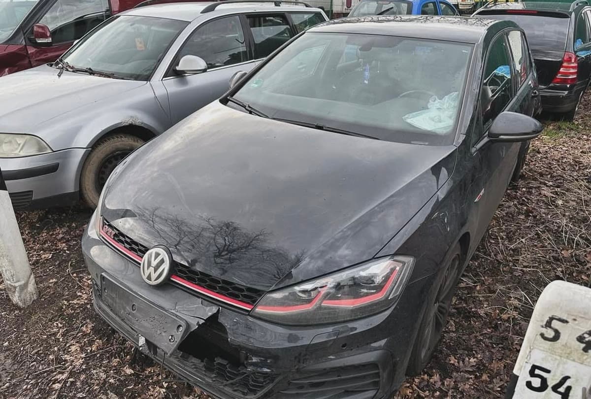 Stark beschädigtes Fahrzeug nach einem Unfall
