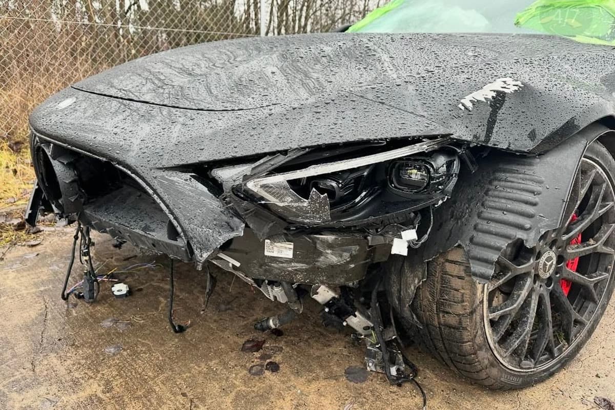 Unfallfahrzeug mit Frontschaden vor der Begutachtung