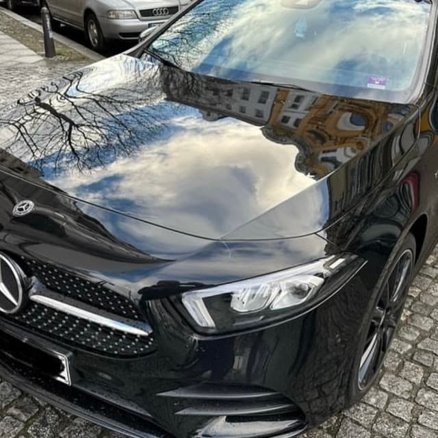 Schwarze Mercedes-Benz A-Klasse bei der Begutachtung