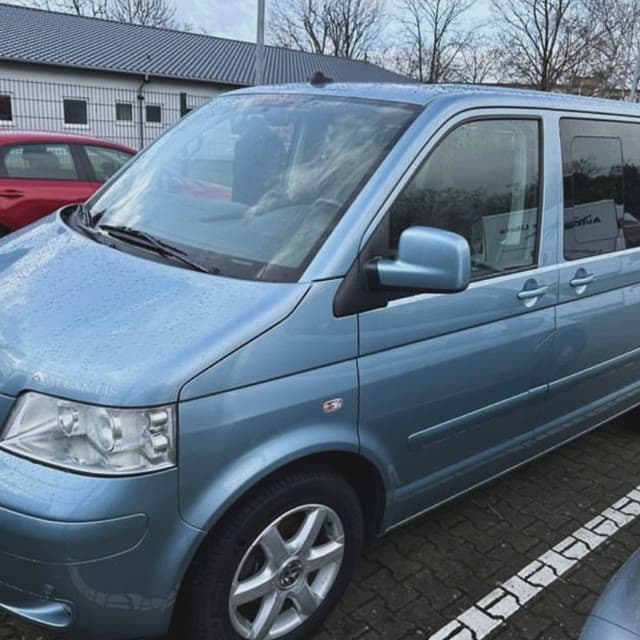 Hellblauer VW-Bus bei der Fahrzeugbewertung