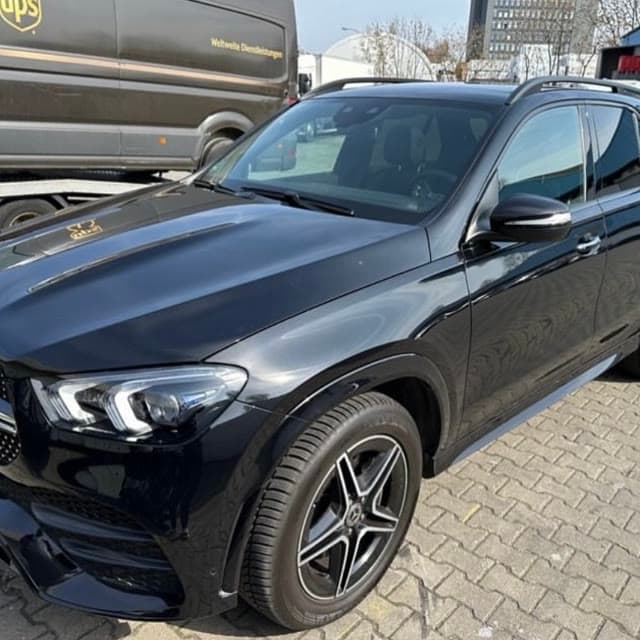 Schwarzer Mercedes-Benz GLE bei der Begutachtung