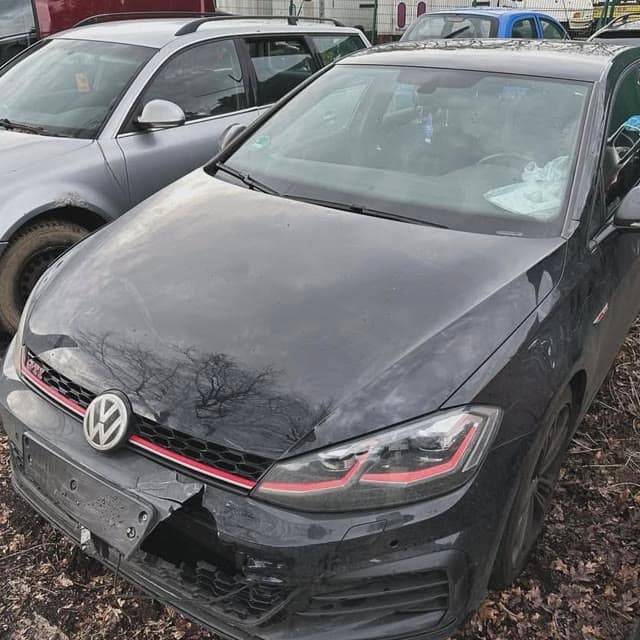 Schwarzer VW Golf bei der Begutachtung nach einem Unfall