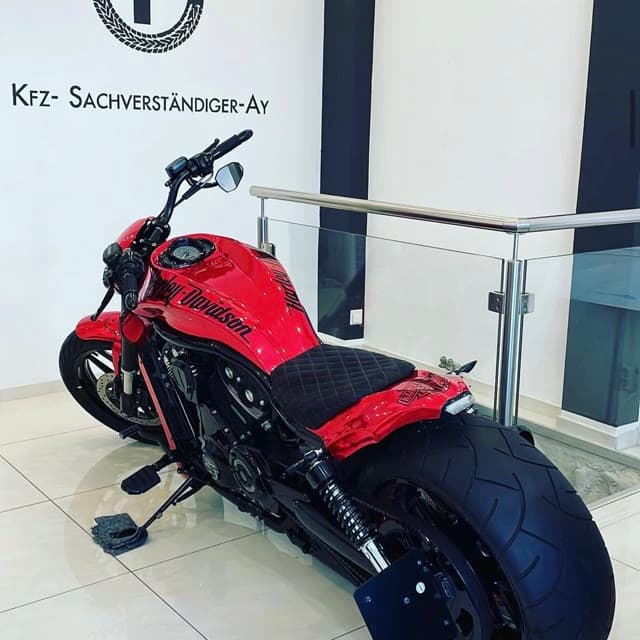 Rote Harley-Davidson im Büro des Kfz-Sachverständigenbüros Ay